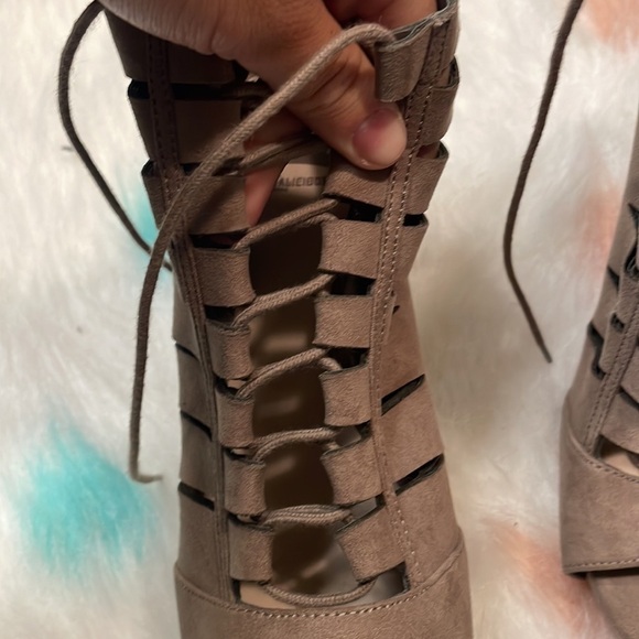 Fergalicious Woman’s Brown Suede Stiletto Heels Size 7M - Picture 3 of 8